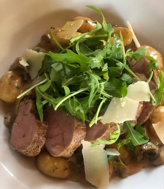 Gnocchi na dubákovej omáčke s bravčovou panenkou, rukolou a parmezánom